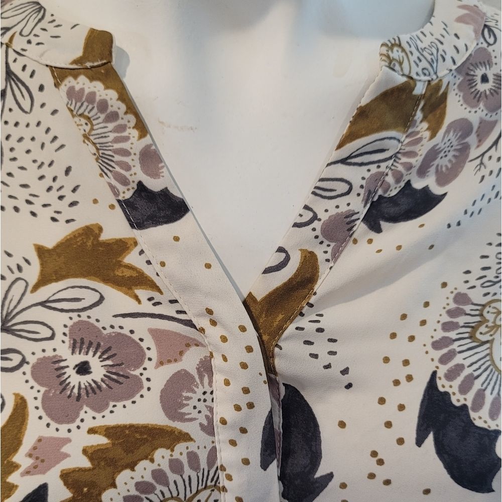PLUS Floral and dot button front blouse 2X - Picture 4 of 7